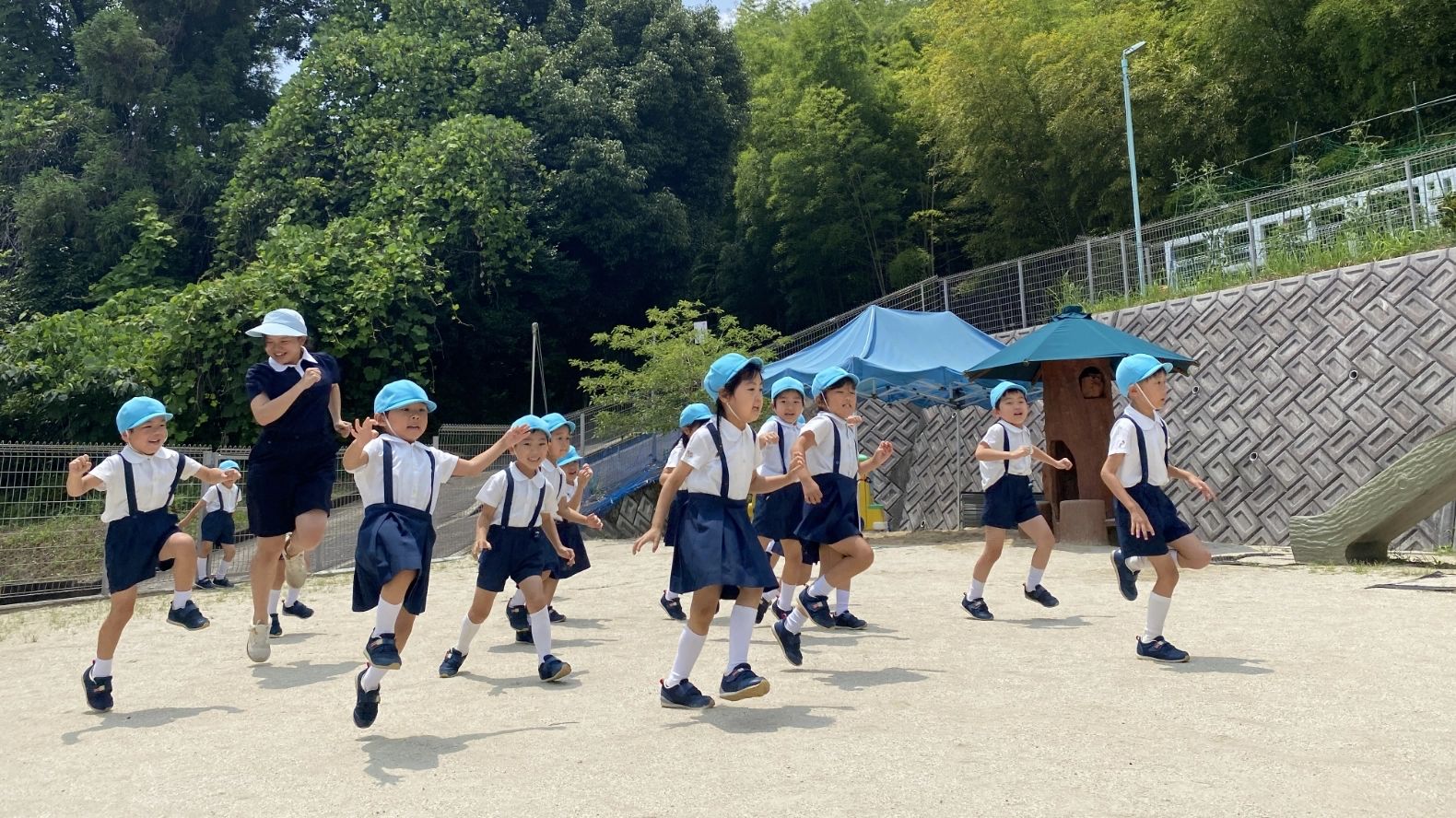 広い園庭と豊かな自然